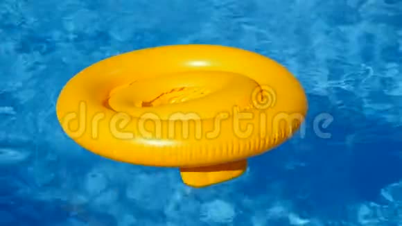 在夏日的阳光下海浪拍打着游泳池的碧水视频的预览图