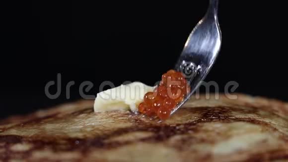 厨师用红鱼子酱和煎饼为马斯利尼莎假日准备菜肴视频的预览图