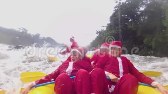 圣诞老人在漂流艇里找到了保护视频的预览图