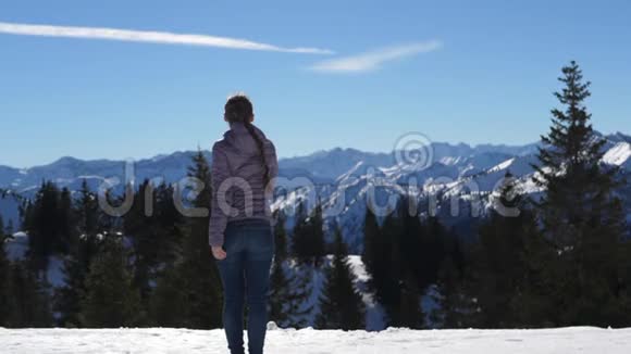 山顶上快乐的女人视频的预览图