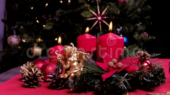 新年2021心情圣诞蜡烛树节日快乐圣诞礼品盒放着发光的圣诞球视频的预览图