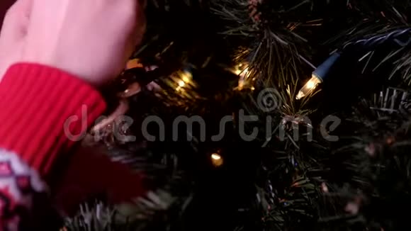 问候季节概念圣诞树和装饰品的手工设置节假日和新年的概念视频的预览图