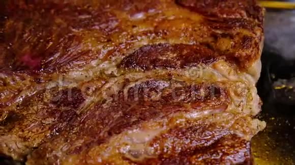 将熟牛肉牛排与表面质感的细节紧密贴合烤肉背景视频的预览图