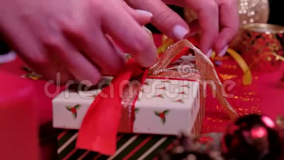 合上女人手装饰圣诞礼盒刮包拆包概念假日和新年的概念视频的预览图