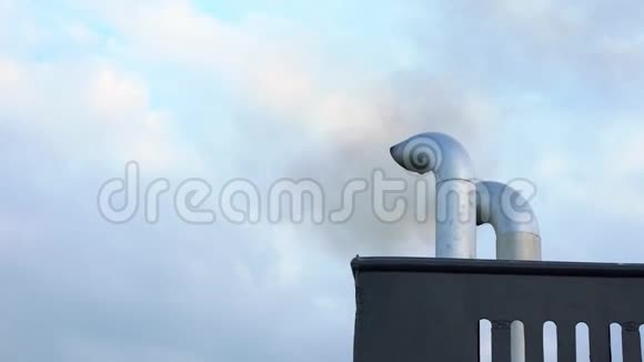 渡轮的排气管在天空中冒烟视频的预览图