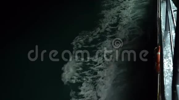船在夜里漂浮在海面上从船下的水面看视频的预览图