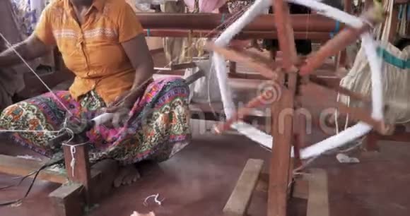 一个老女人用旧纺车把羊毛变成纱线视频的预览图