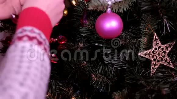 女人用圣诞灯把圣诞装饰放在树上节假日和新年的概念视频的预览图