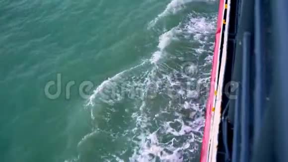 从甲板上看到的水和海浪从帆船视频的预览图
