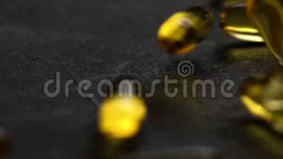 黄色明胶丸的特写镜头视频的预览图