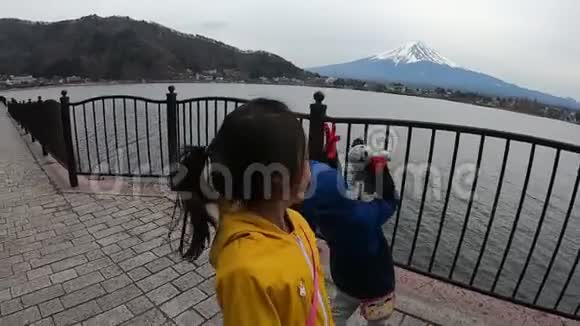 两个孩子在日本川川子欣赏富士山美景视频的预览图