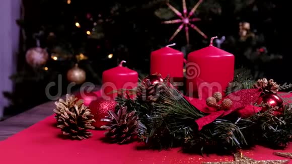 在黑暗的背景上用燃烧的蜡烛装饰圣诞节带有灯光的深色背景圣诞装饰品视频的预览图