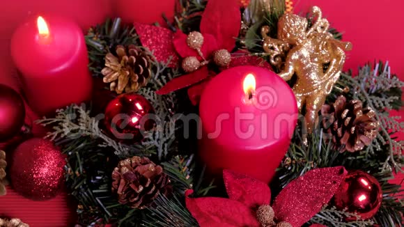 上景在黑暗的背景上用燃烧的蜡烛装饰圣诞节带有深色背景的圣诞装饰品视频的预览图