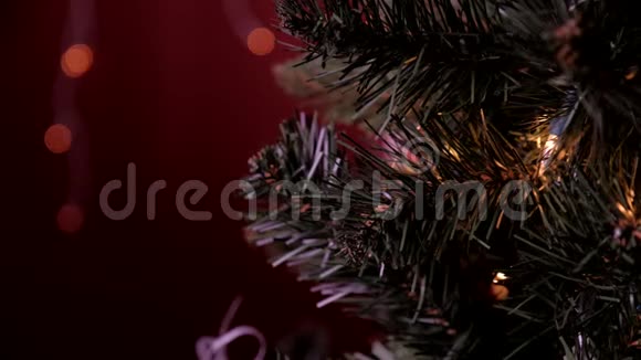 手女人用圣诞彩灯装饰圣诞树节假日和新年的概念视频的预览图