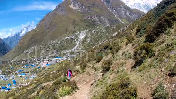 年轻人独自行走在喜马拉雅山的乡村地区徒步旅行视频的预览图