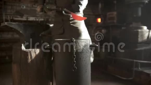铁匠锻造冷却水桶中的细节视频的预览图