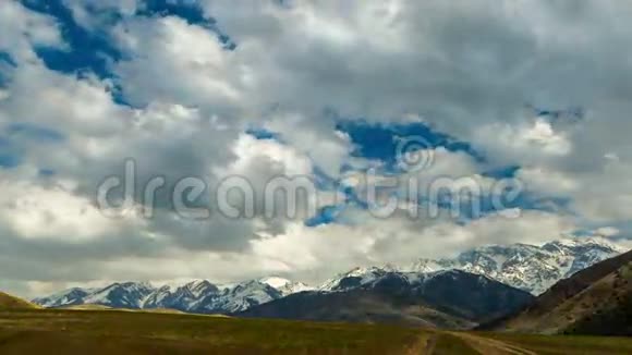 4K时程云彩飘过秋天的田野可以看到白雪皑皑的群山视频的预览图