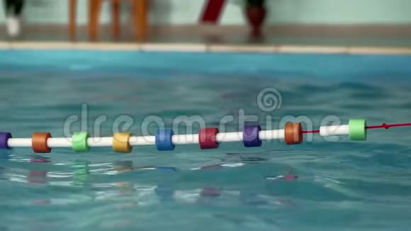 上课时在水池里用彩色的环在水面上摆动的分裂条视频的预览图