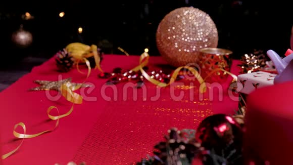 合上女人手装饰圣诞礼盒刮包拆包概念假日和新年的概念视频的预览图