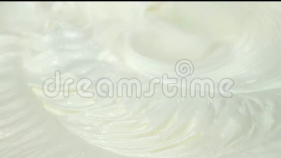 蛋黄液并正在混合在蛋清蓬松奶油与电动食品搅拌机糕点面团成分视频的预览图