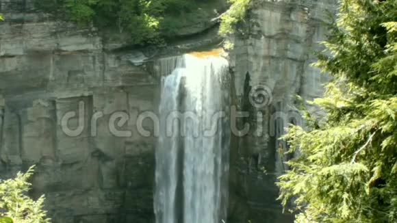 美国纽约州杜鲁门斯堡附近的春季塔恩诺克瀑布视频的预览图
