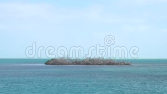 带小岛和蓝天的海景视频的预览图