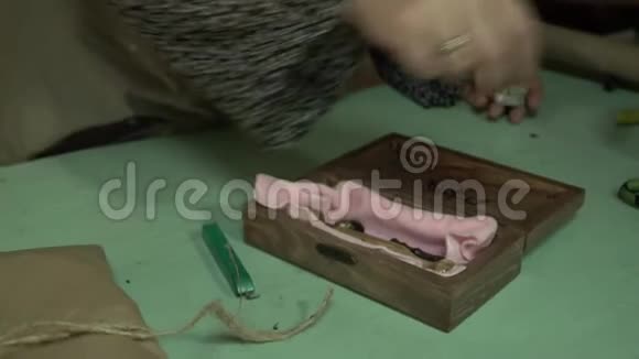 女人的手打开一个工艺盒视频的预览图