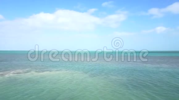 乌云密布的蓝天在蔚蓝的海洋表面的地平线上视频的预览图