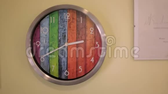 米色墙上的挂钟视频的预览图