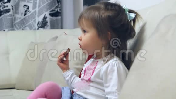 孩子吃饼干视频的预览图