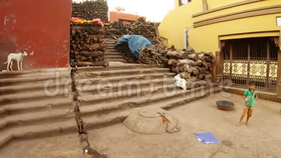 小印度男孩玩扔风筝游戏用楼梯和成堆的柴火把它撞成混凝土咏叹调视频的预览图
