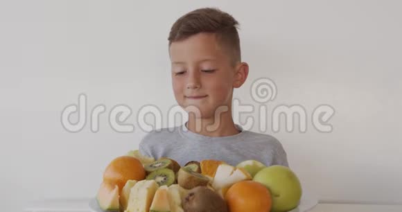 可爱的孩子吃成熟多汁的水果特写镜头视频的预览图