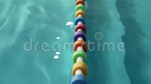 带有彩色泡沫圈的分离器在水池中的水上旋转视频的预览图
