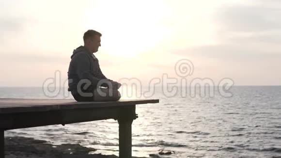 一个男人在海边练习瑜伽视频的预览图