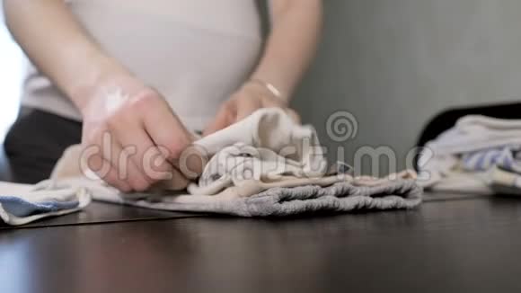 孕妇正在家婴儿的衣服放在换洗的桌子上视频的预览图