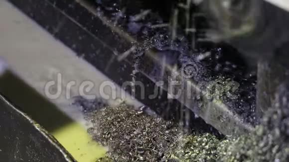 锯切线上的金属板飞屑滴落视频的预览图