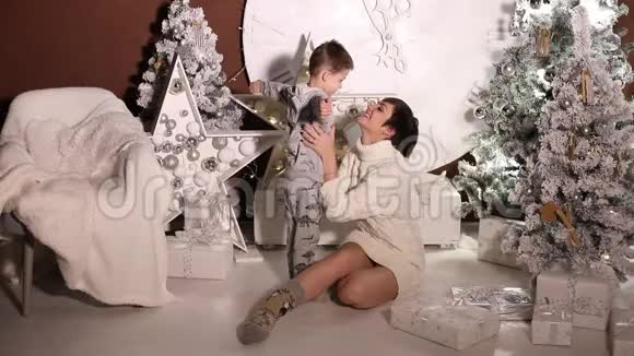 母亲和儿子在装饰好的工作室庆祝圣诞节视频的预览图