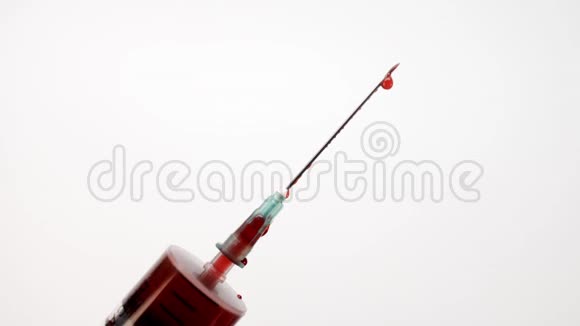 注射器针漏出血滴注射器滴下的红色液体视频的预览图