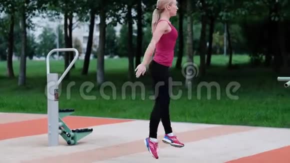 年轻的运动女性在户外做运动健身运动健身和生活方式概念视频的预览图