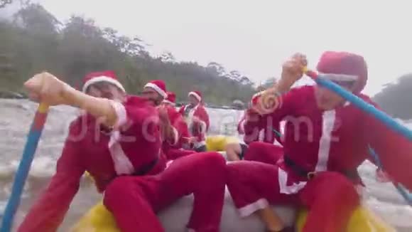 圣诞老人漂流队漂在河上视频的预览图