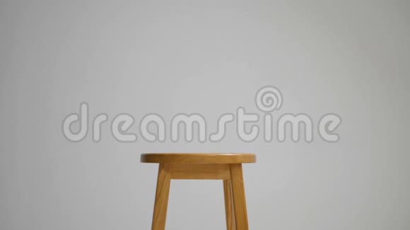 白色背景上隔离的木凳视频的预览图
