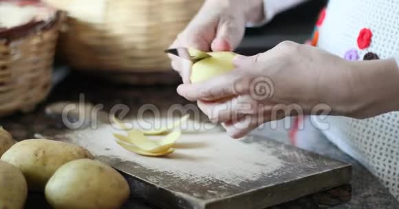 木制砧板上的切薯特写女士手视频的预览图