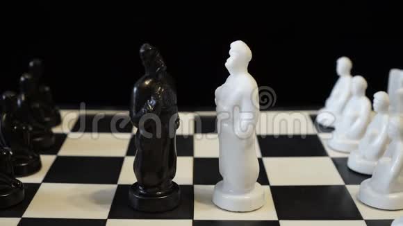 黑白棋王的形象他们站在黑白棋盘上国际象棋中的棋子视频的预览图