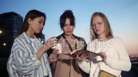 女学生喝咖啡读课本视频的预览图