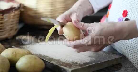 木制砧板上的切薯特写女士手视频的预览图