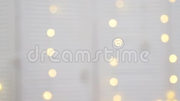 模糊背景的黄色和白色明亮的圆圈闪烁新年圣诞节背景视频的预览图