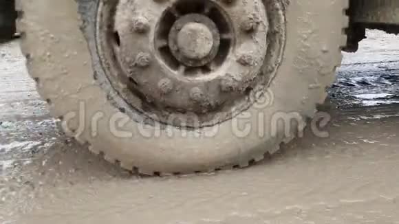 卡车车轮特写穿过泥浆视频的预览图