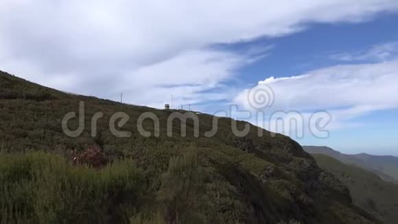 自然和高地在拉巴卡尔和保罗做塞拉山景观与云彩在马德拉拍摄视频的预览图