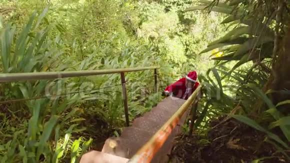 精疲力竭的圣诞老人爬上楼梯视频的预览图