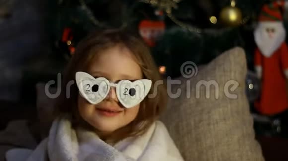 2020新年快乐圣诞快乐带圣诞礼物的快乐孩子祝你圣诞快乐新年小孩快乐视频的预览图